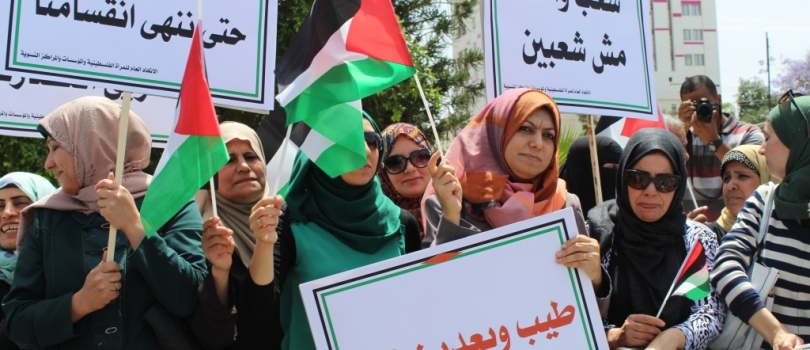 جمعية عايشة تشارك في وقفة للمطالبة بإنهاء الإنقسام